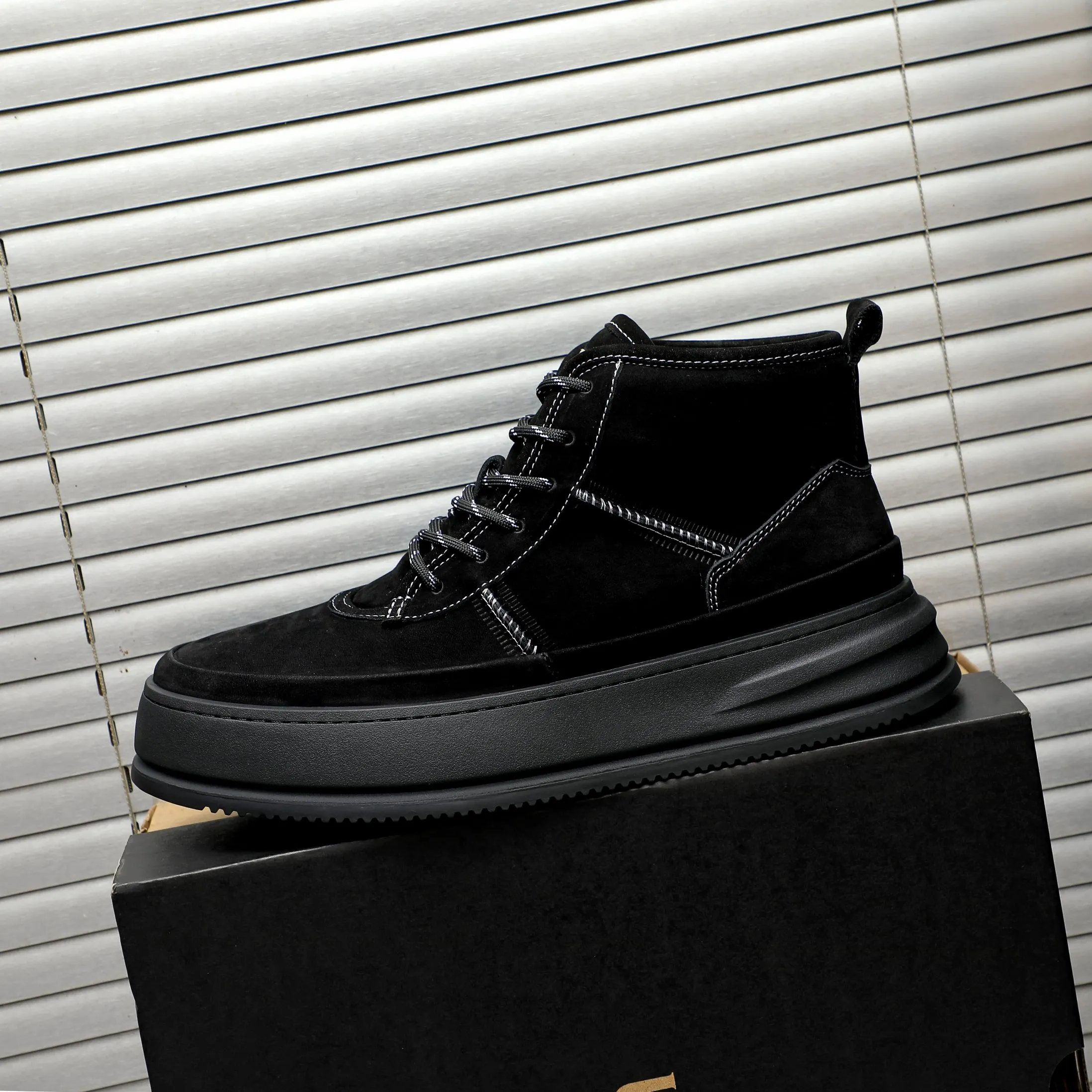 P620 Product trademark: "UGG" Gaobang men's shoes Regular size: 39-44 Product materials: Selected suede cowhide upper, wool lining, original outsole